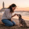 Femme éduquant un chiot sur une plage au Maroc au coucher du soleil.