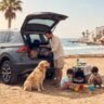 Famille en vacances avec son chien préparant les accessoires indispensables pour voyager