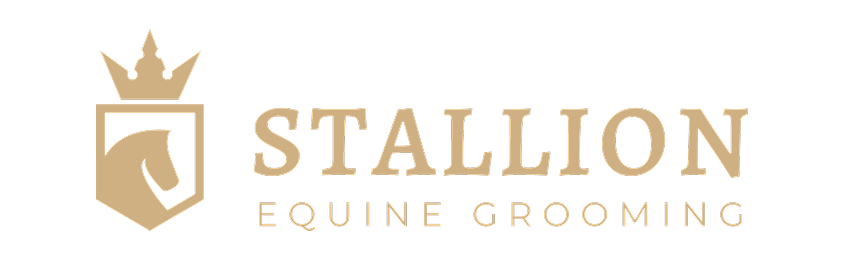 Stallion est une marque spécialisée dans les produits de soin et d’entretien pour chevaux. Elle propose une gamme complète comprenant des shampoings, démêlants, soins pour les sabots, argiles et produits d’hygiène destinés à préserver la santé, le confort et le bien-être des équidés. Ses solutions sont conçues pour accompagner l’entretien quotidien ainsi que la préparation et la récupération des chevaux de sport et de loisir.